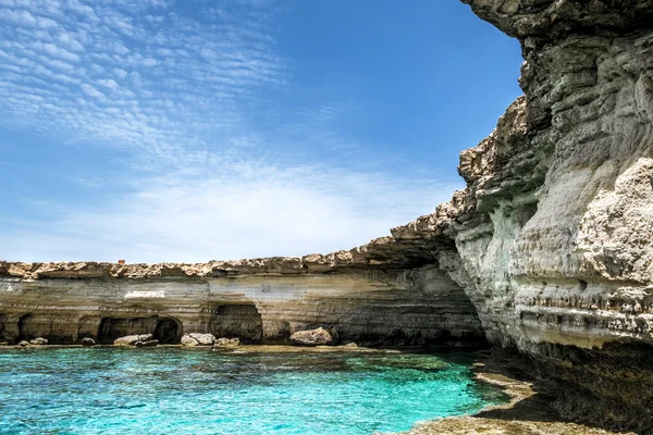 Cape Greco kayalıklarla ve deniz manzarasına. Kıbrıs.
