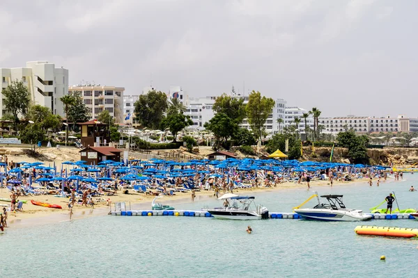 Otel ve Protaras incir ağacı Koyu'ndaki plaj. Kıbrıs.
