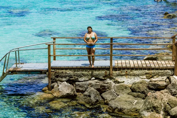Menina em maiô posando na bela praia de Protaras.Cypru — Fotografia de Stock