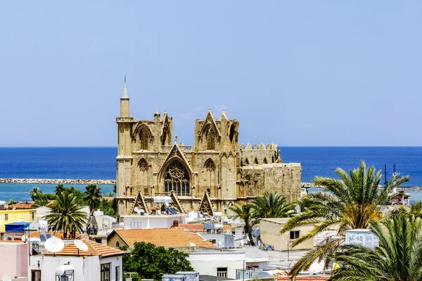 The roofs of the houses and the St. Nicholas Cathedral mosque La — Stock Photo, Image