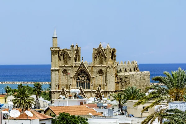 Os telhados das casas e a mesquita Catedral de São Nicolau La — Fotografia de Stock