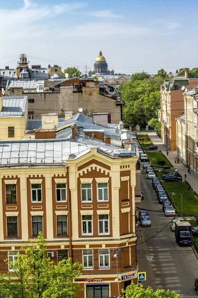 View from the roof to  St. Isaac's Cathedral in St. Petersburg — Stock Photo, Image