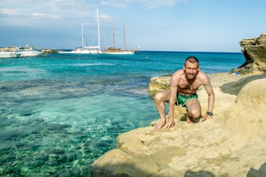 Bir adam Protaras.Cyprus güzel plaj üzerinde poz şort