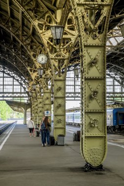 Platformlar Vitebskiy vokzal tren istasyonunda tren. Rusya.