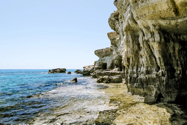 Uitzicht op de zee en de kliffen van Kaap Greco. Cyprus. — Stockfoto