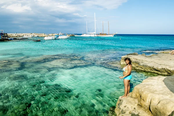 Flicka i baddräkt poserar på den vackra stranden Protaras.Cypru — Stockfoto