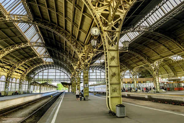 Träna plattformar på Vitebskiy vokzal stationen. Ryssland. — Stockfoto