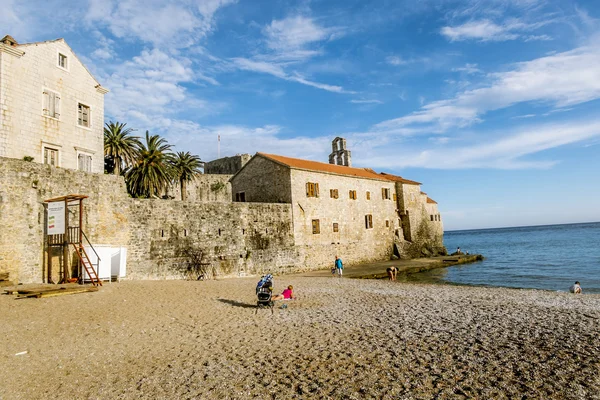 Praia perto da cidade velha de Budva em Montenegro em dia ensolarado — Fotografia de Stock