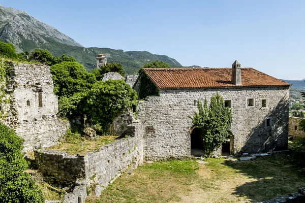 Forteresse dans la vieille ville de Bar au Monténégro un jour d'été — Photo