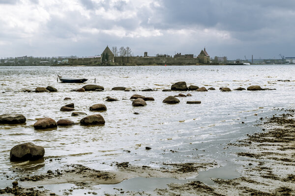 Крепость Орешек на Ладожском озере в дождливую погоду.
