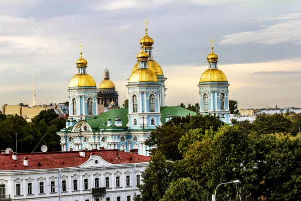 La vista desde la altura de la Catedral de Nikolsky al atardecer en —  Fotos de Stock
