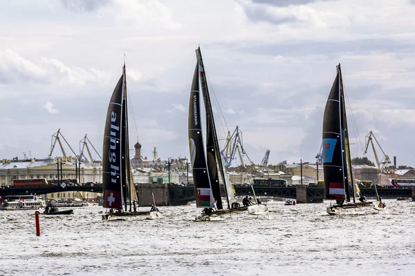 Konkurrens segling Extreme Sailing Series i floden Neva i — Stockfoto