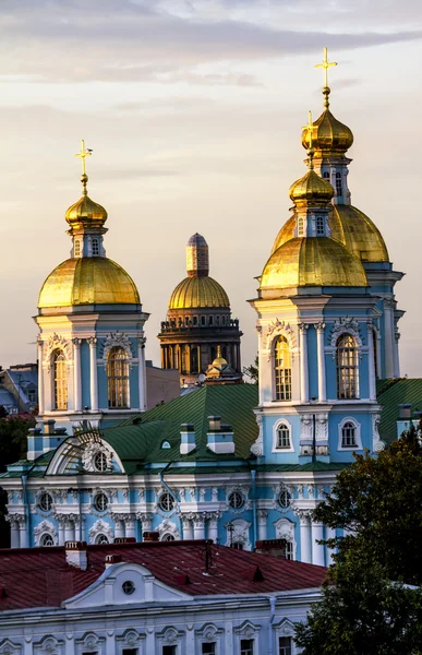 A vista da altura da Catedral Nikolsky ao pôr do sol em — Fotografia de Stock