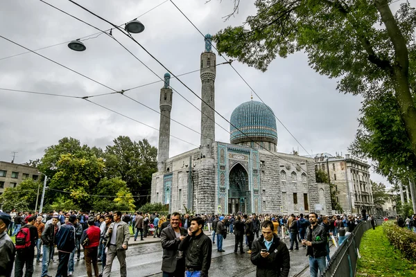 Muslimer firar Eid al-Fitr nära den centrala moskén i St. Pet — Stockfoto