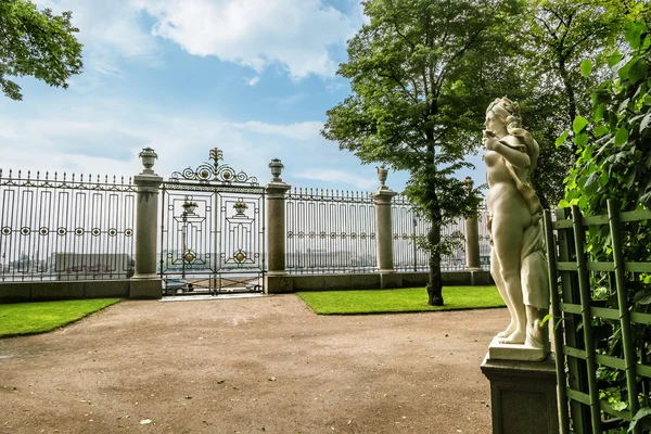 Bella recinzione e statua nel giardino estivo di San Pietroburgo — Foto Stock