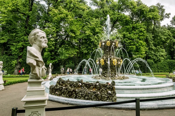 Weergave van werkende fontein in de tuin van de zomer in Sint-Petersburg. — Stockfoto