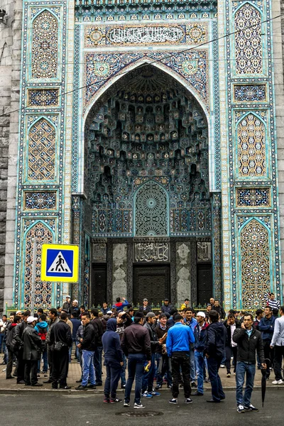 Müslümanlar Eid al-Bayramı St. Pet Merkez Camii yakınındaki kutlamak — Stok fotoğraf