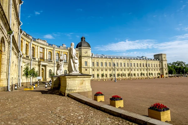 Gatchina Palace topluluğu yakınındaki heykeller.