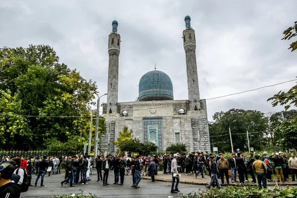 Muçulmanos celebram Eid al-Fitr perto da mesquita central em St. Pet — Fotografia de Stock