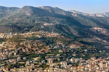 Alania. Hindi. 1, 2020. Türkiye 'nin Alanya kentindeki çatıların manzarası dağların yüksekliğinden