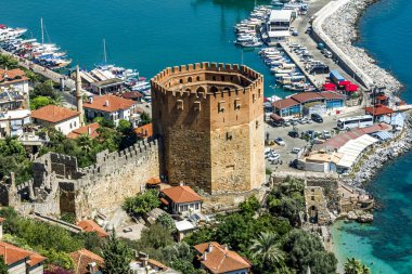 Alania.hindi. 3, 2020. Antik kalenin duvarları ve Alanya, Türkiye 'deki Kyzyl Kule' nin gündoğumunda görüntüsü