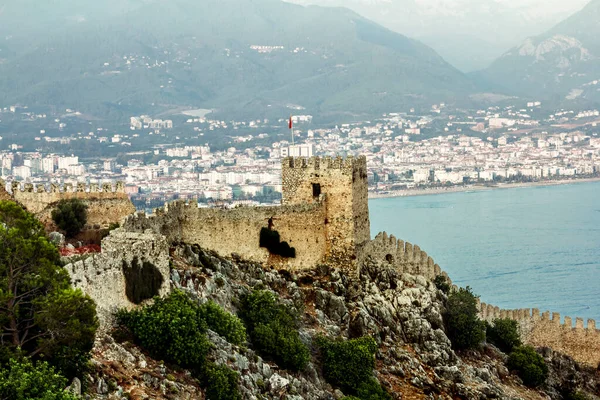 アラニヤトルコ2020年9月1日トルコのアラニヤの古代要塞と港の壁の眺め — ストック写真