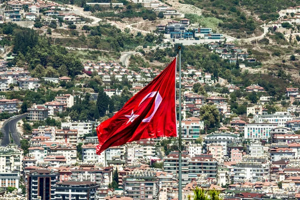 Alania Turquia Setembro 2020 Bandeira Turca Sobre Telhados Cidade Alanya — Fotografia de Stock