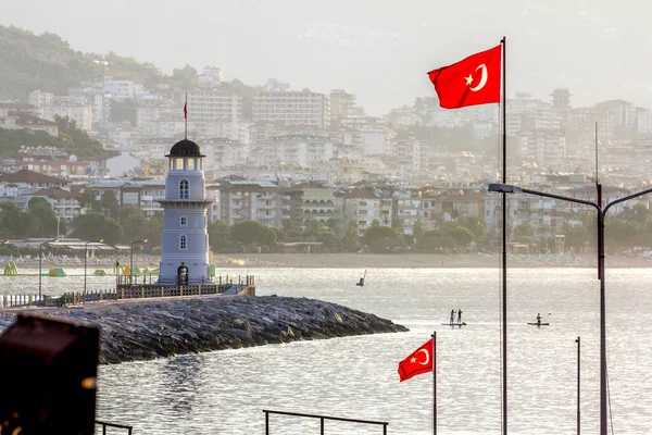 Alania Turquia Setembro 2020 Farol Bandeiras Turcas Porto Alanya Turquia — Fotografia de Stock