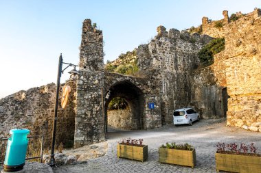 Alania.hindi. 4, 2020. Türkiye 'nin Alanya kentindeki antik kalenin duvarları gün doğumunda görülüyor.