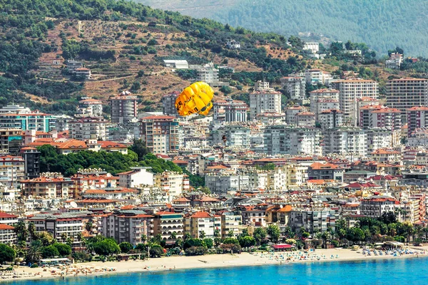 Alania Turkey2020年9月3日 パラシュートはトルコのAlanyaを背景に海とビーチを飛び回る — ストック写真