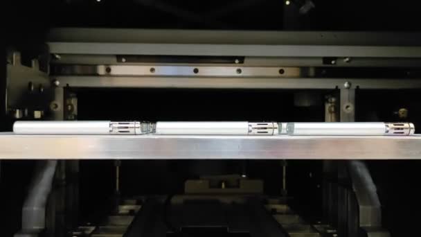 Cabeça de impressora UV, vista de perto do processo de impressão — Vídeo de Stock