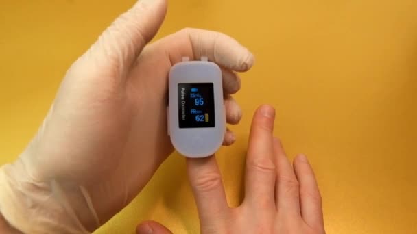Pulsoximeter om de puls van de hoeveelheid zuurstof in het bloed te controleren. — Stockvideo
