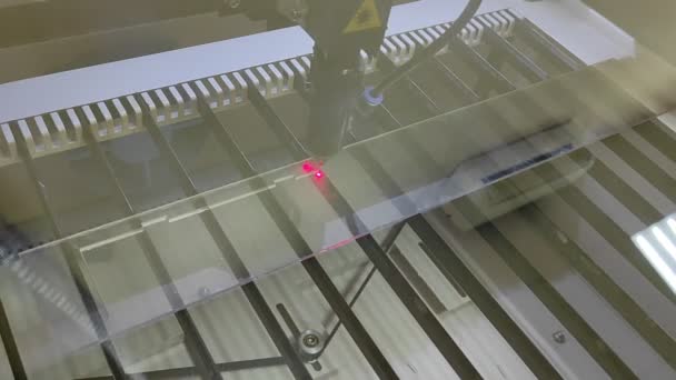 Лазерный резак режет заготовку из прозрачного пластика — стоковое видео