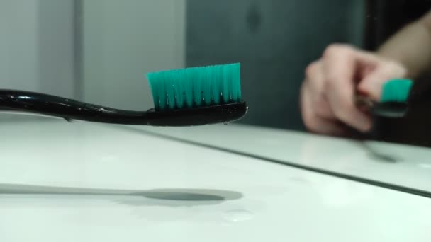Mão espremendo pasta de dentes na escova de dentes — Vídeo de Stock