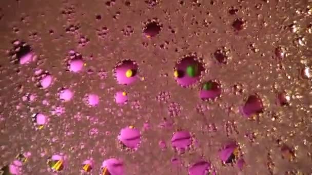 Bolle di schiuma multicolore in movimento caotico sulla superficie del liquido. — Video Stock