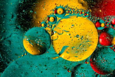 Uzaydaki moleküllere ve gezegenlere çok renkli baloncuklar. Soyut makro resim.