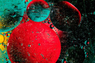 Uzaydaki moleküllere ve gezegenlere çok renkli baloncuklar. Soyut makro resim.