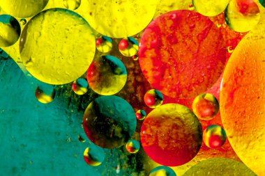 Uzaydaki moleküllere ve gezegenlere çok renkli baloncuklar. Soyut makro resim.