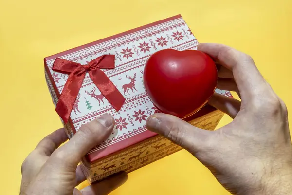 Die Hände Des Mannes Halten Eine Schachtel Mit Geschenken Und — Stockfoto