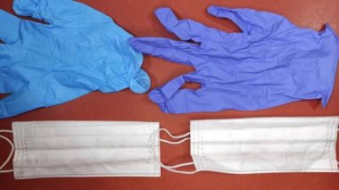 Süpermarkete gitmeden önce tıbbi maske ve eldivenleri yanına al. .