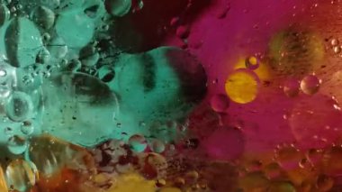 Yapışkan sıvı bir maddede çok renkli kabarcıkları kaotik bir şekilde hareket ettirir. 