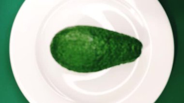 Avokado meyvesi tabakta. Doymamış yağ asitlerinin kaynağı.