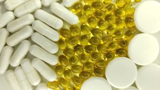 Integratori alimentari naturali pillole omega 3 capsule di calcio, magnesio e vitamina B — Video Stock