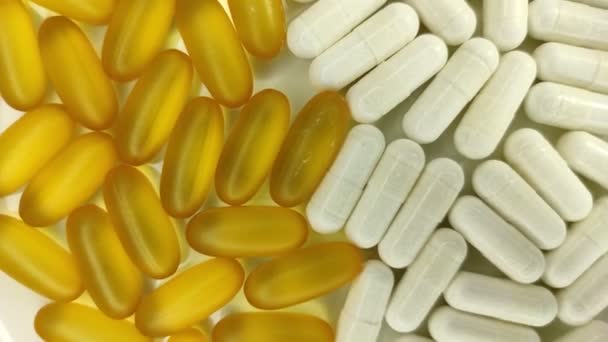 Φυσικά χάπια συμπλήρωμα διατροφής ωμέγα 3 κάψουλες ασβεστίου, μαγνησίου και βιταμίνης Β — Αρχείο Βίντεο