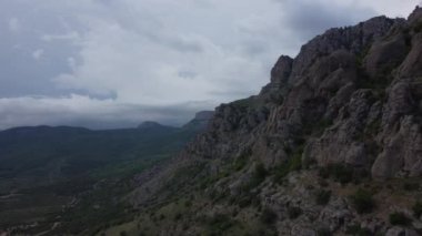  Demerdzhi dağlarının üzerinden ve hayalet vadisinin üzerinden uçun.. 