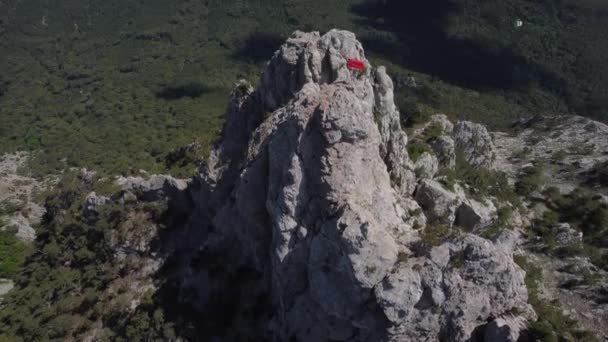 Bandeira vermelha no pico do Monte Ai Petri na Crimeia — Vídeo de Stock