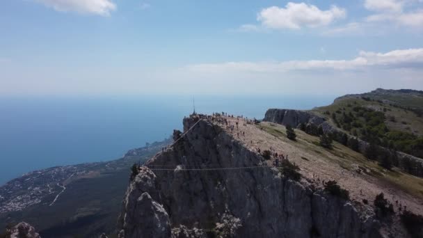 Pico de montaña Ai Petri con un puente de cuerda en Crimea. — Vídeos de Stock