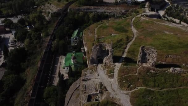 Voo sobre o Mosteiro da Caverna de São Clemente e a fortaleza na Crimeia. — Vídeo de Stock