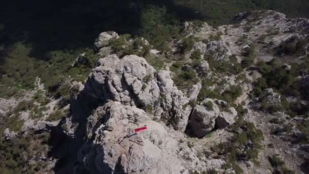 Bandeira vermelha no pico do Monte Ai Petri na Crimeia — Vídeo de Stock