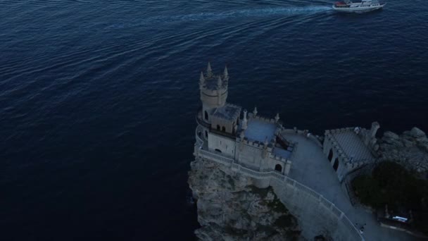 El vuelo sobre el Nido de las Golondrinas el castillo y el Mar Negro al atardecer en la Crimea. — Vídeos de Stock